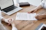 orang-orang-bisnis-menandatangani-dokumen-kontrak-sambil-duduk-di-meja-kayu-di-kantor-dari-dekat-mitra-atau-pengacara-bekerja-sama-di-rapat-konsep-keberhasilan-kemitraan-kerja-tim_665183-30185